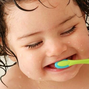 cach-ve-sinh-rang-mieng-cho-be-1-tuoi-dung-chuan-khoa-hoc