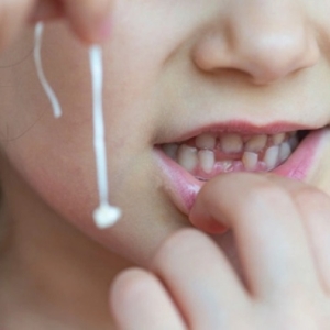 khi-nao-nen-nho-rang-sua-cho-be-nho-rang-sua-tai-nha-can-luu-y-dieu-gi